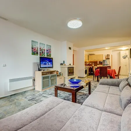 Bright And Spacious 2-bdr With Balcony By Flat Mаnager Lägenhet Pamporovo